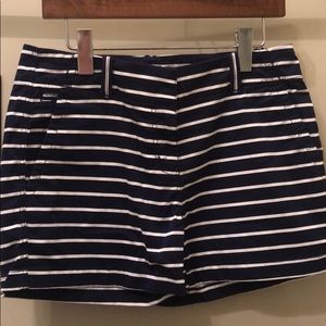 ✨VINEYARD VINES✨ white stripe navy shorts